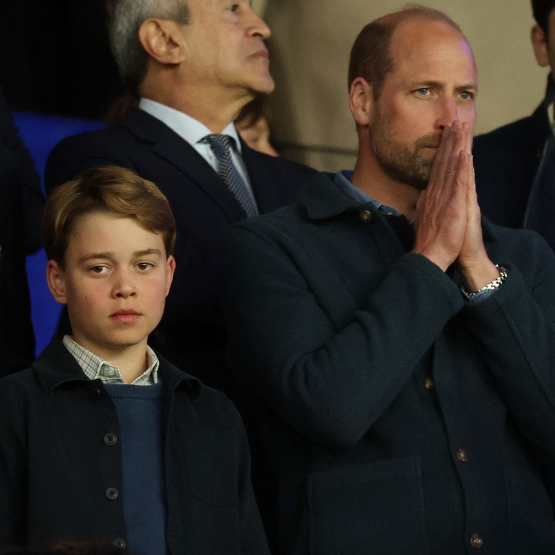 El príncipe Guillermo y su hijo George, pura pasión futbolera en su más reciente aparición en las gradas 