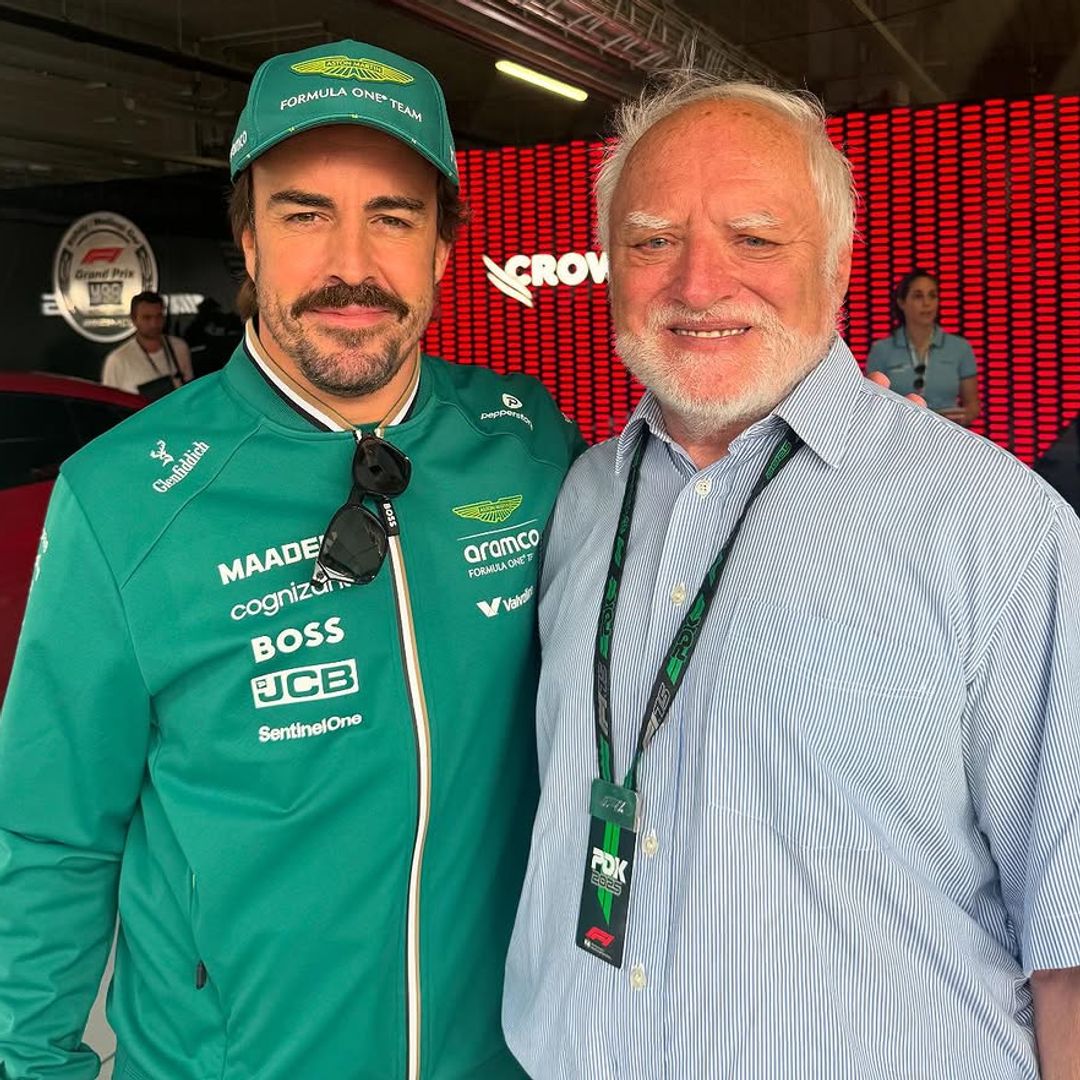 La foto de Fernando Alonso y el famoso 'señor del meme' que se ha hecho viral en el GP de Hungría