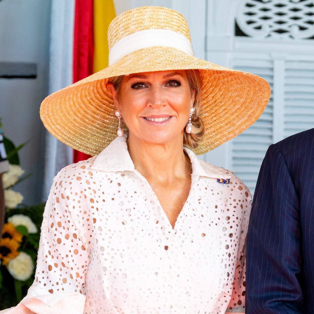 Máxima de Holanda vuelve al modo verano con una pamela de rafia XL y muchas perlas en el paraíso de Surinam