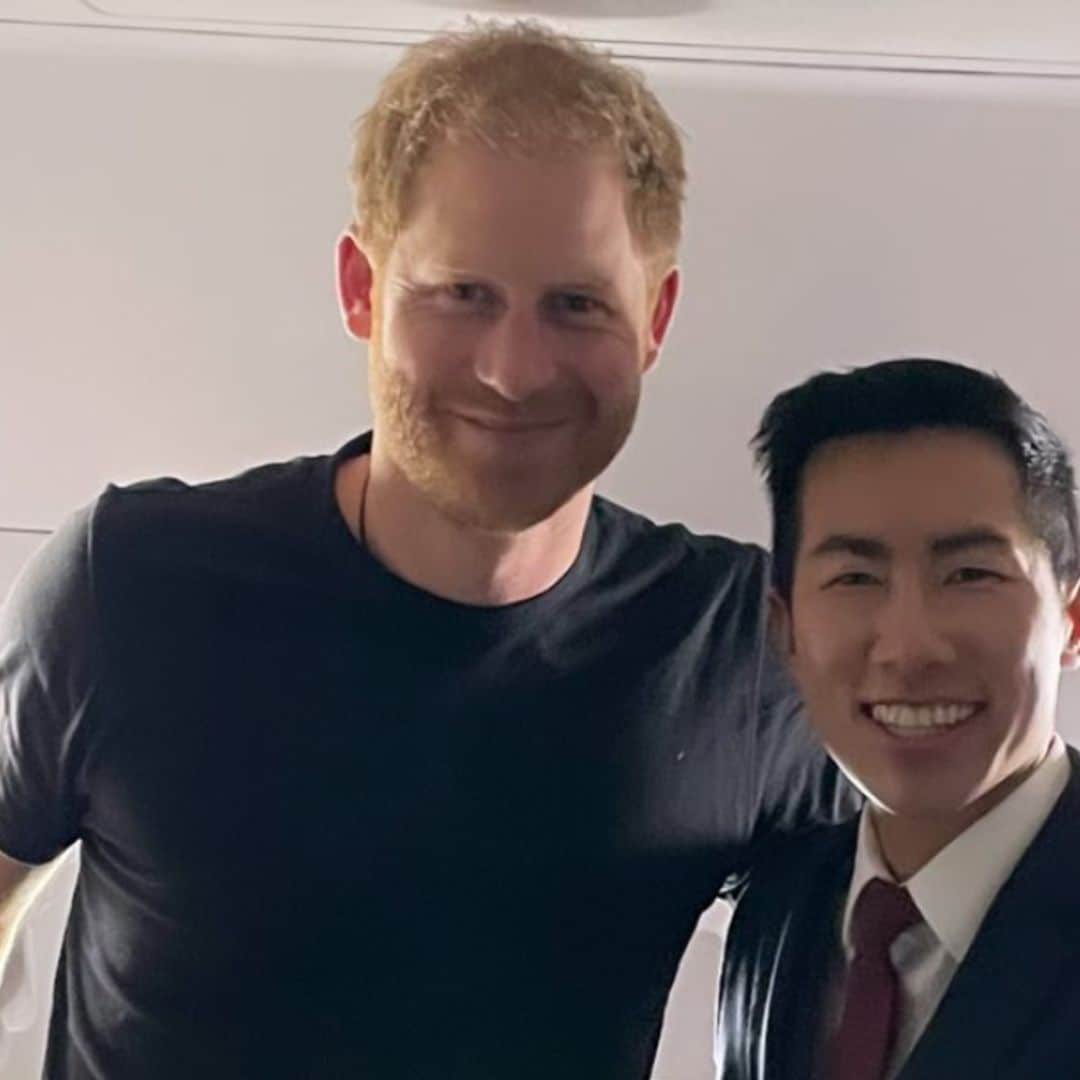 La imagen del príncipe Harry feliz y relajado en el avión de vuelta a EEUU que contrasta con la tensión del juicio