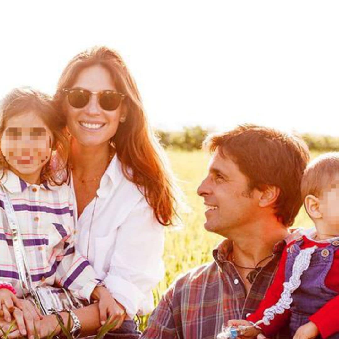 El viaje 'encantado' de Lourdes Montes y Francisco Rivera con sus dos hijos y otros miembros de la familia