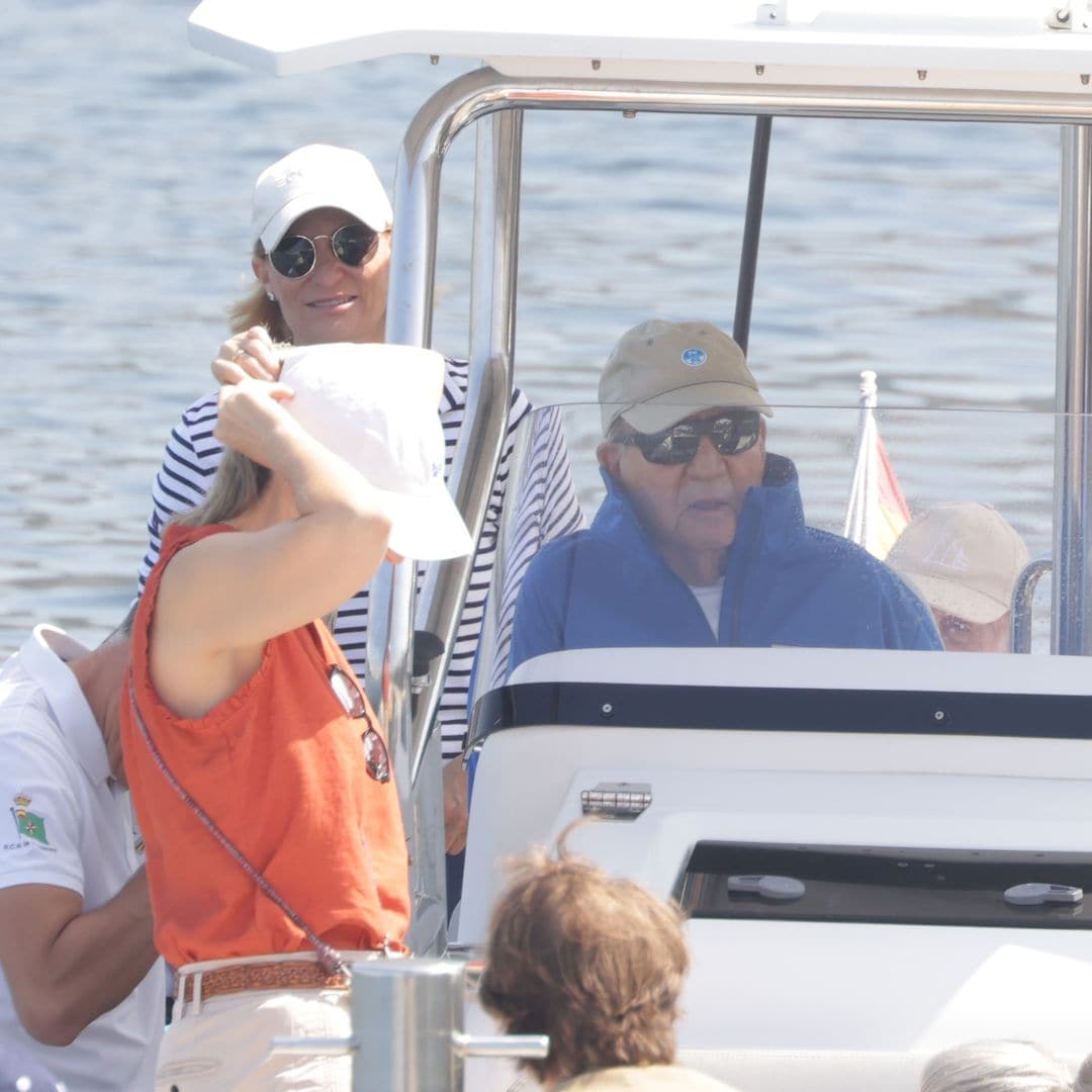 El rey Juan Carlos se reúne con su hermana la infanta Margarita y sus sobrinos navegando en Sanxenxo