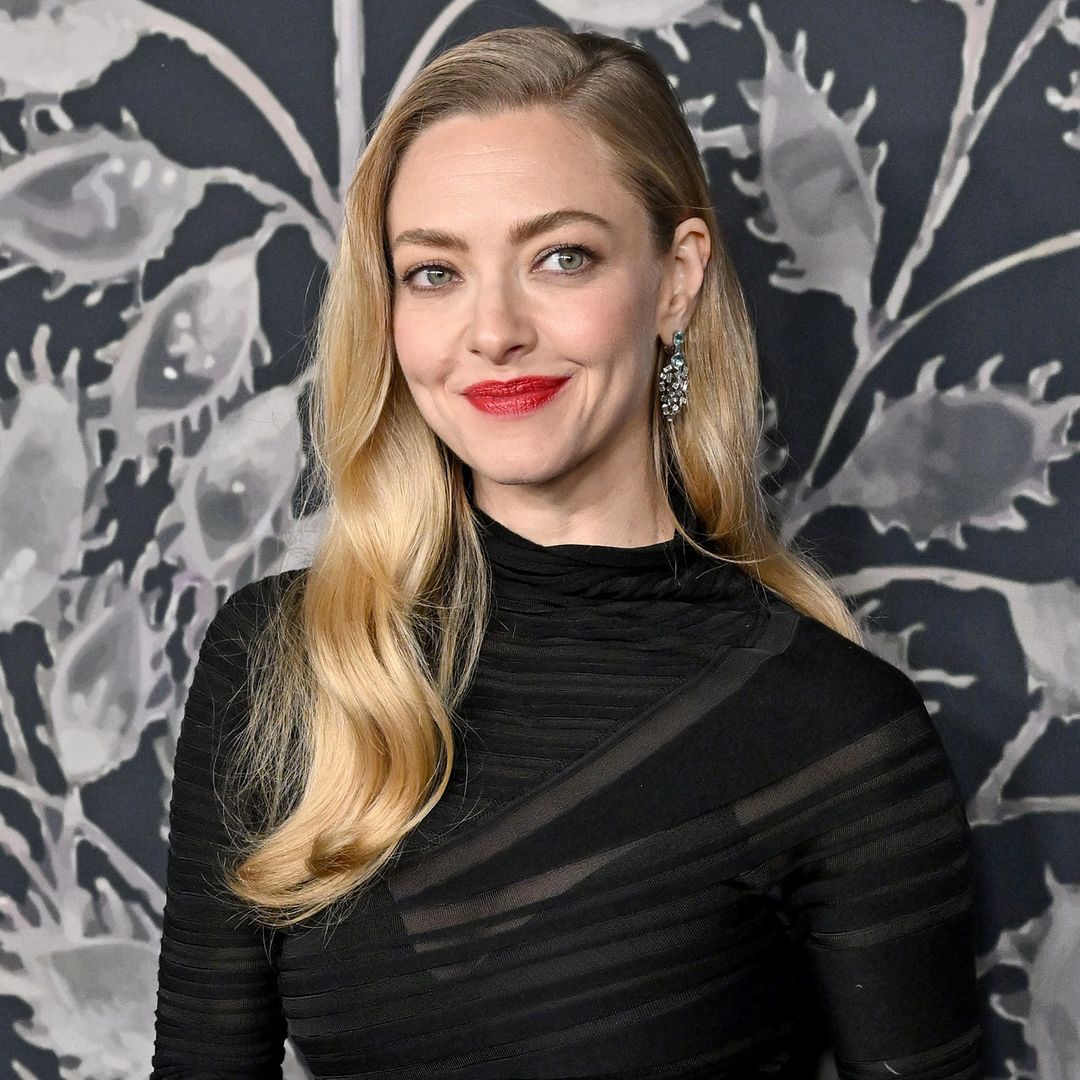 El truco de la raya de pelo de Amanda Seyfried: solo necesitas un par de minutos para rejuvenecer de golpe