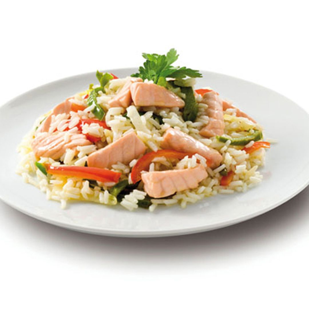 Salteado de salmón fresco con arroz
