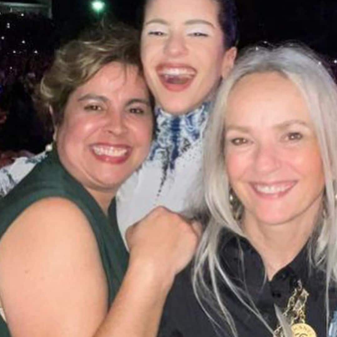 ¡Sus mejores fans! Las madres de Rosalía y Rauw Alejandro disfrutan juntas del concierto de sus hijos