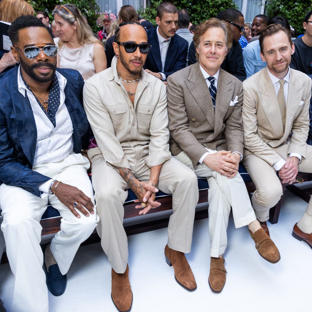 Colman Domingo, Lewis Hamilton, David Lauren y Tom Hiddleston en la primera fila del desfile masculino de Ralph Lauren en Milán. 