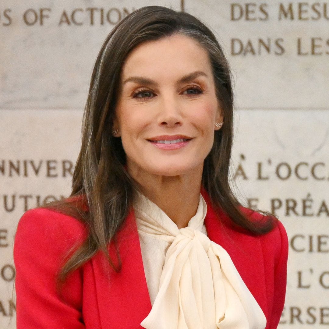 La reina Letizia, estilazo en Roma con un traje rojo y la blusa 'pussy-bow' que une a las princesas de Gales