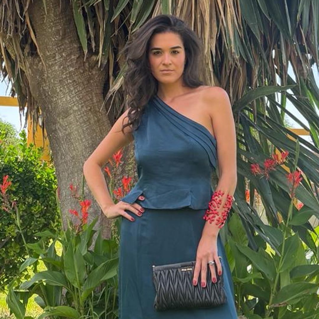 Bárbara Mirjan, la invitada perfecta en Sevilla con un conjunto que esconde un guiño romántico a su boda con Cayetano Martínez de Irujo