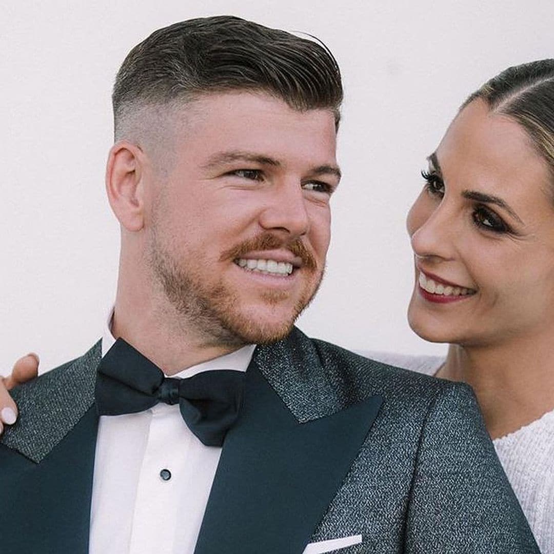 Con muchas flores y actuaciones musicales: la boda del futbolista Alberto Moreno y Lilia Granadilla