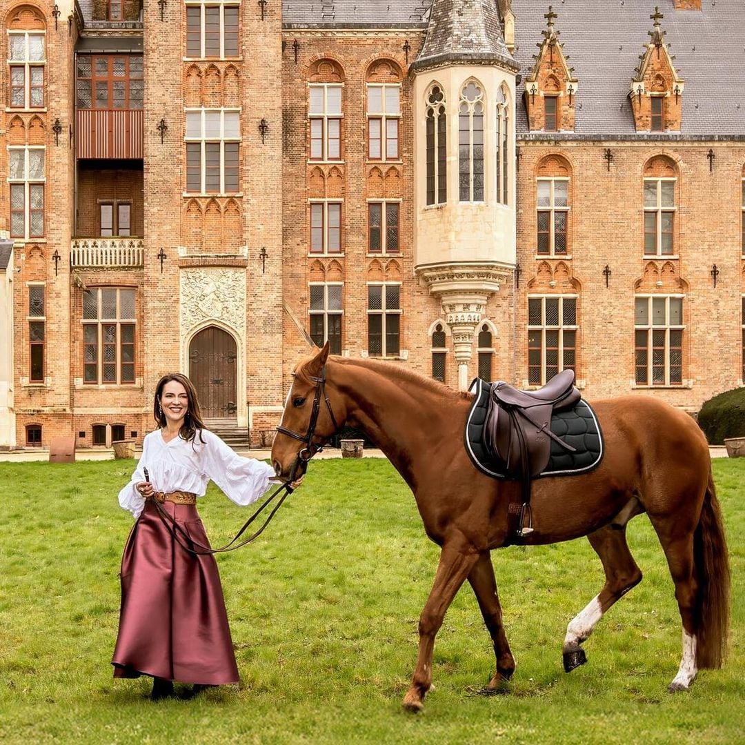La casa ¡HOLA! de la semana: la baronesa Coralie van Caloen nos abre las puertas del espectacular castillo de su familia en Bélgica