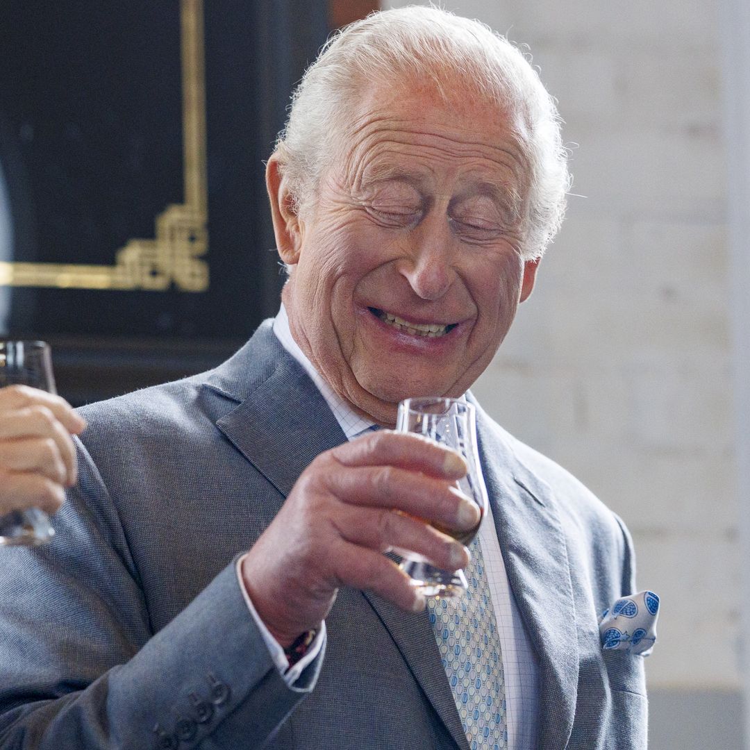 Las imágenes menos protocolarias del segundo viaje de los reyes Carlos y Camilla por Irlanda del Norte