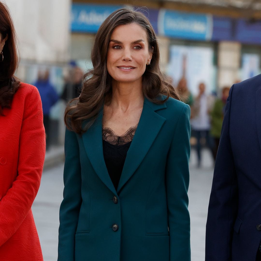 La reina Letizia transforma su traje favorito con el top de encaje que no pasa de moda