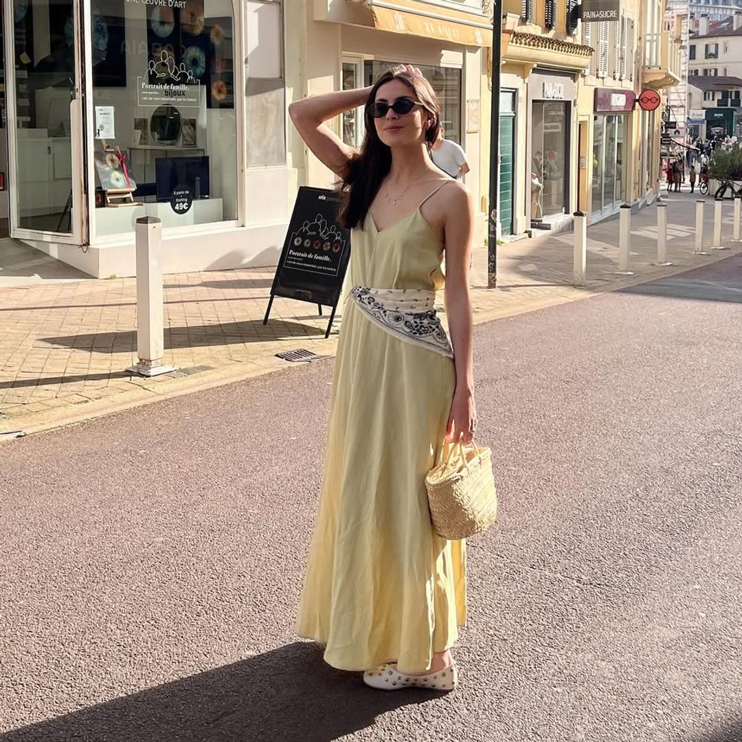 Llevar pañuelo a la cintura con vestido es tan viral que hasta Zara ha caído en esta tendencia