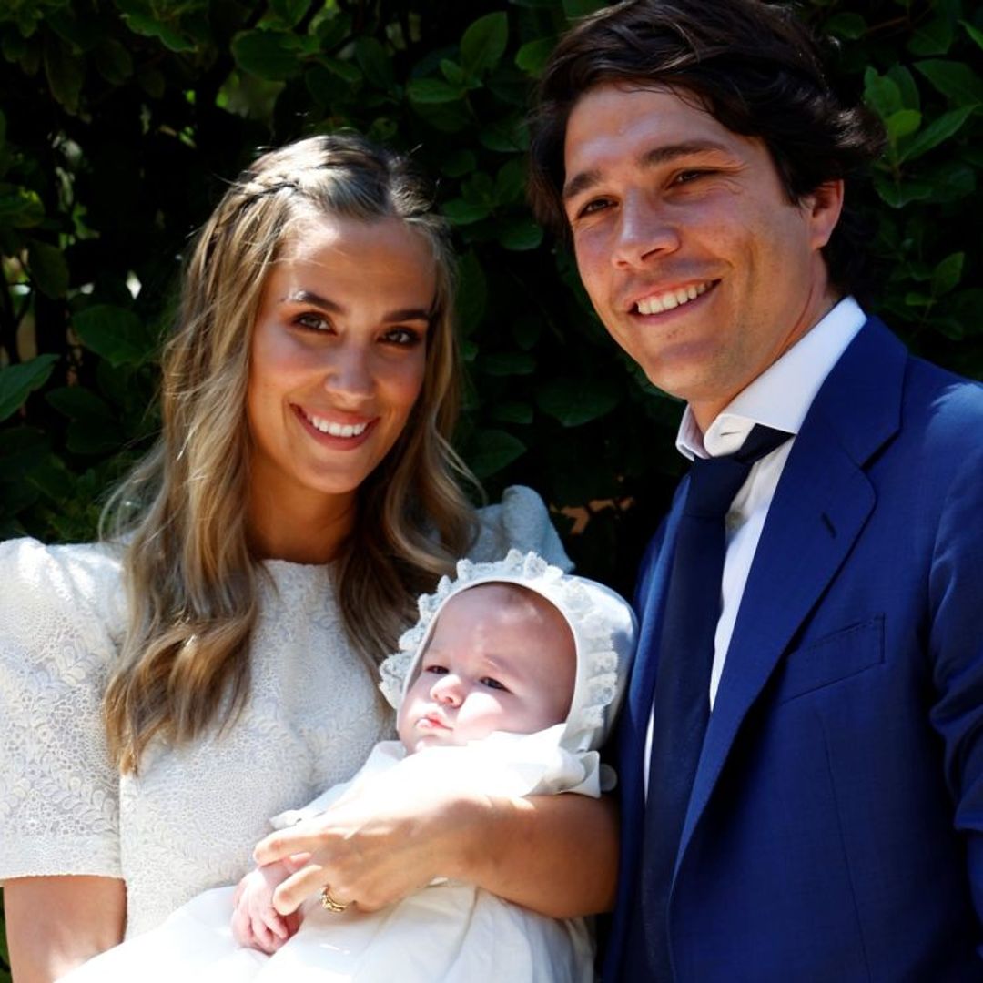 Una emotiva ceremonia y un faldón de alguien muy cercano: María Pombo y Pablo Castellano bautizan a su hijo Martín