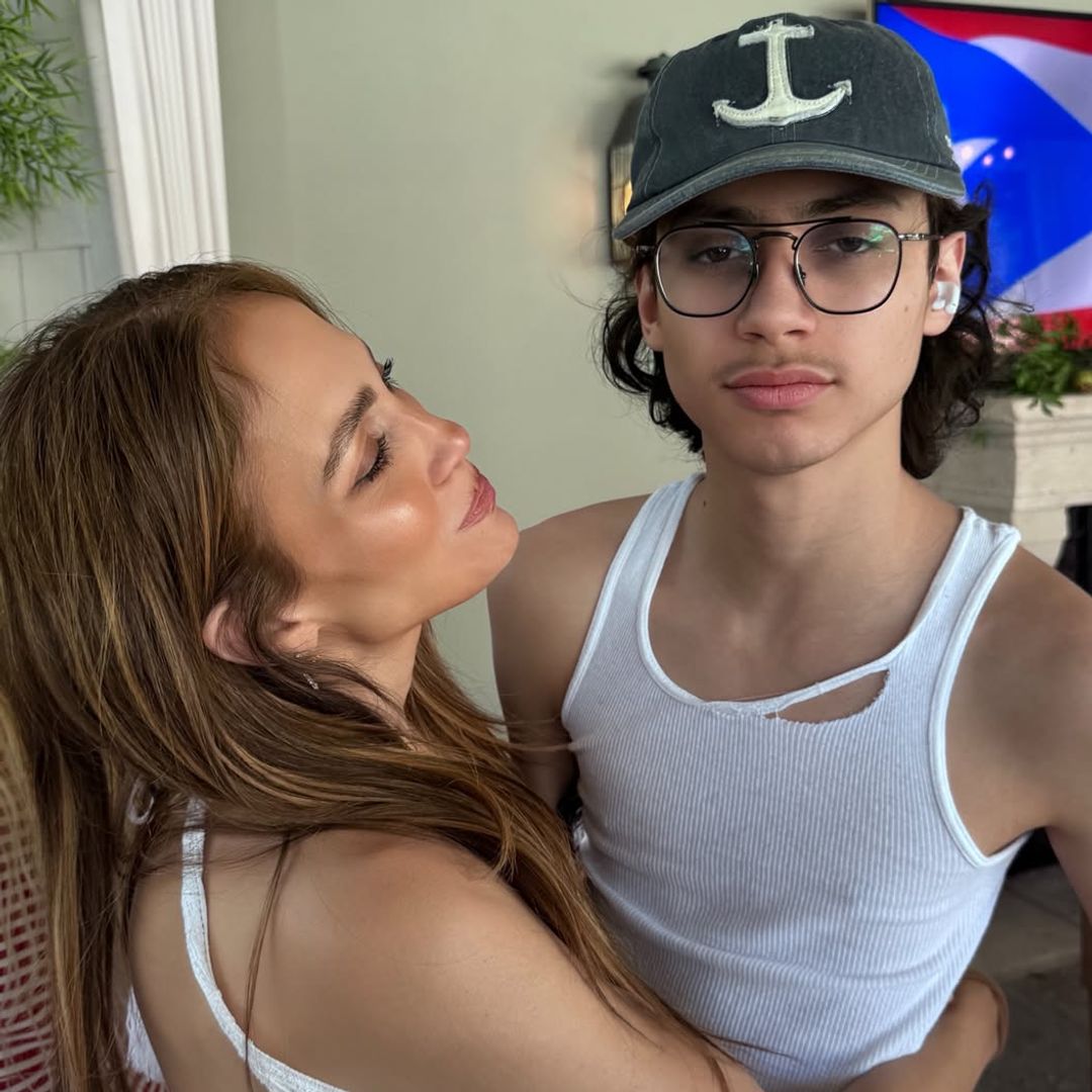 Entre lágrimas y orgullo: Jennifer Lopez no pudo contener la emoción durante la graduación de su hijo Max