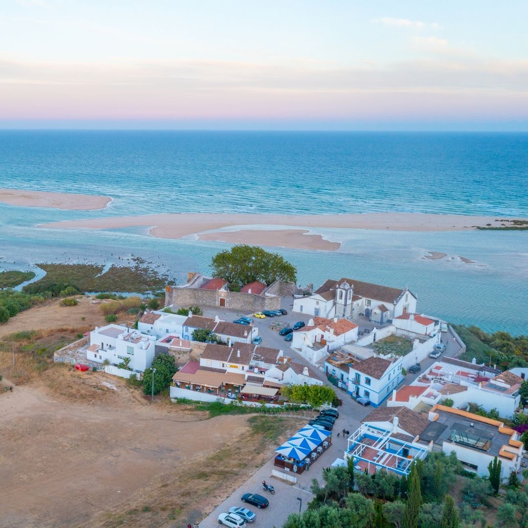 El pequeño refugio portugués que es uno de los secretos mejor guardados del Algarve: coquetas casitas de postal, ambiente relajado, playas de ensueño