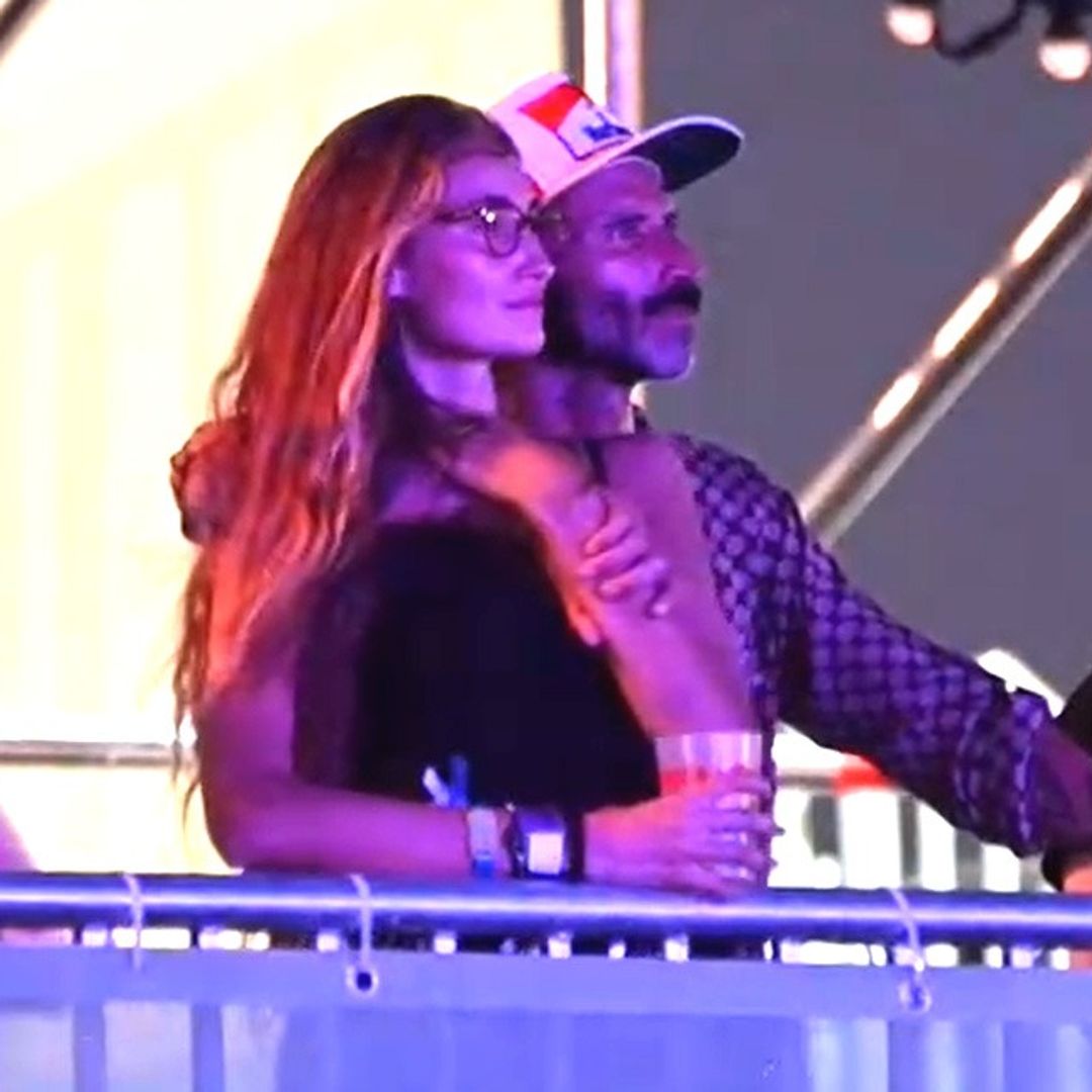 El cantante Leiva y su novia Almu Cañedo, como nunca los habíamos visto, en sus imágenes más románticas durante un concierto