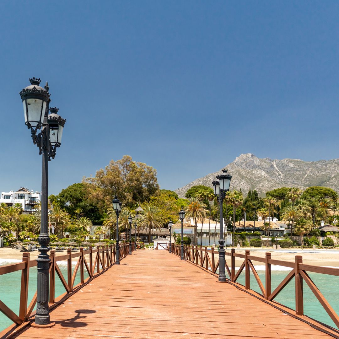 Paseo marítimo en Marbella y al fondo el monte de La Concha