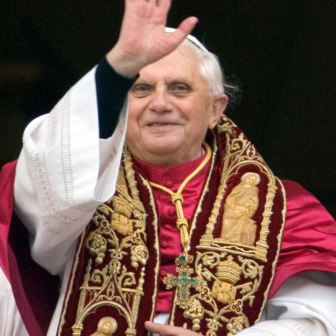 Imagen del papa Benedicto en 2005: con la cruz de oro, la muceta de terciopelo rojo y el roquete de lino