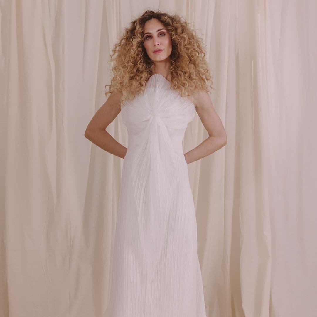 Linos, sedas, encajes y bordados protagonizan la nueva colección de vestidos de novia de Lorena Formoso
