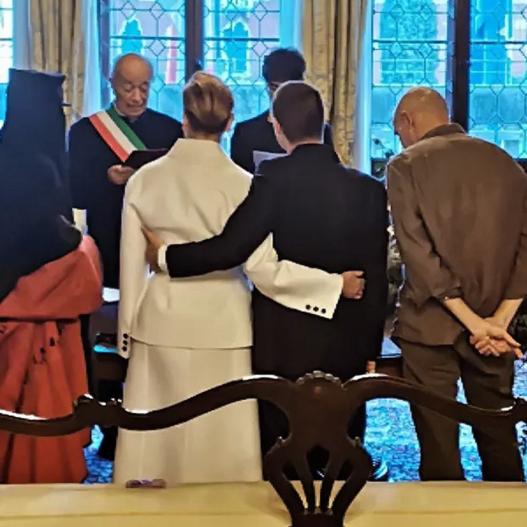 Los novios durante su boda civil, con Graces Jones y Walid Raad, como testigos