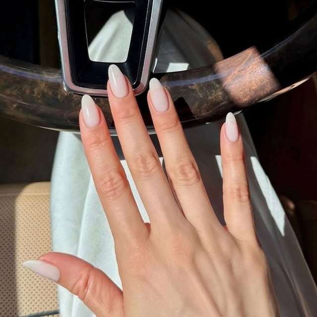 Manicura baby boomer mano apoyada volante coche