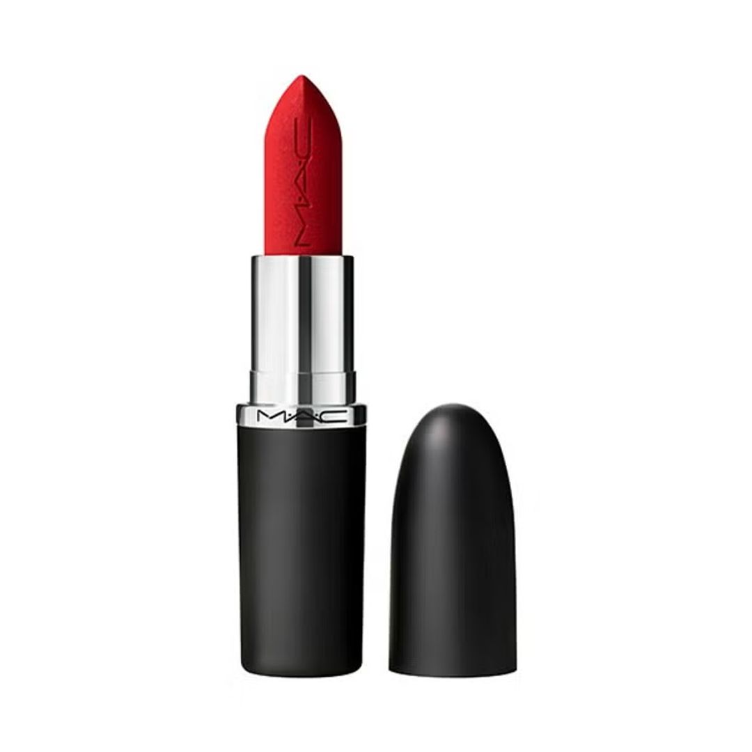 Macximal Silky Matte Lipstick, de MAC Cosmetics (20,25 euros, en Druni). El tono Ruby Woo es todo un icono para las amantes de los labios rojos. Una fórmula que mantiene hasta 12 horas su intensidad en un acabado mate cremoso y aporta confort gracias a una mezcla de aceite de coco, manteca de karité y manteca de cacao.