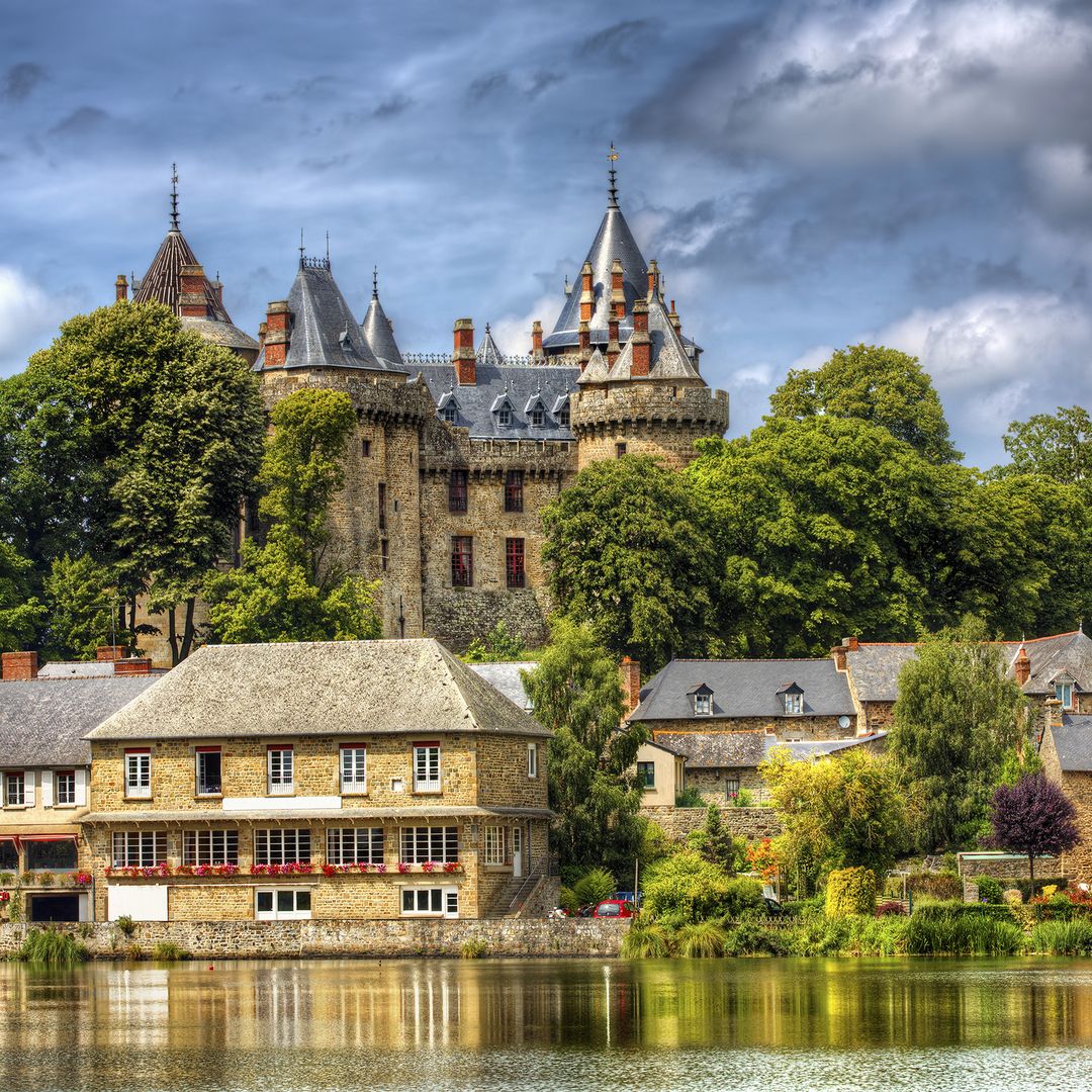 Combourg, en la costa de Bretaña (Francia)