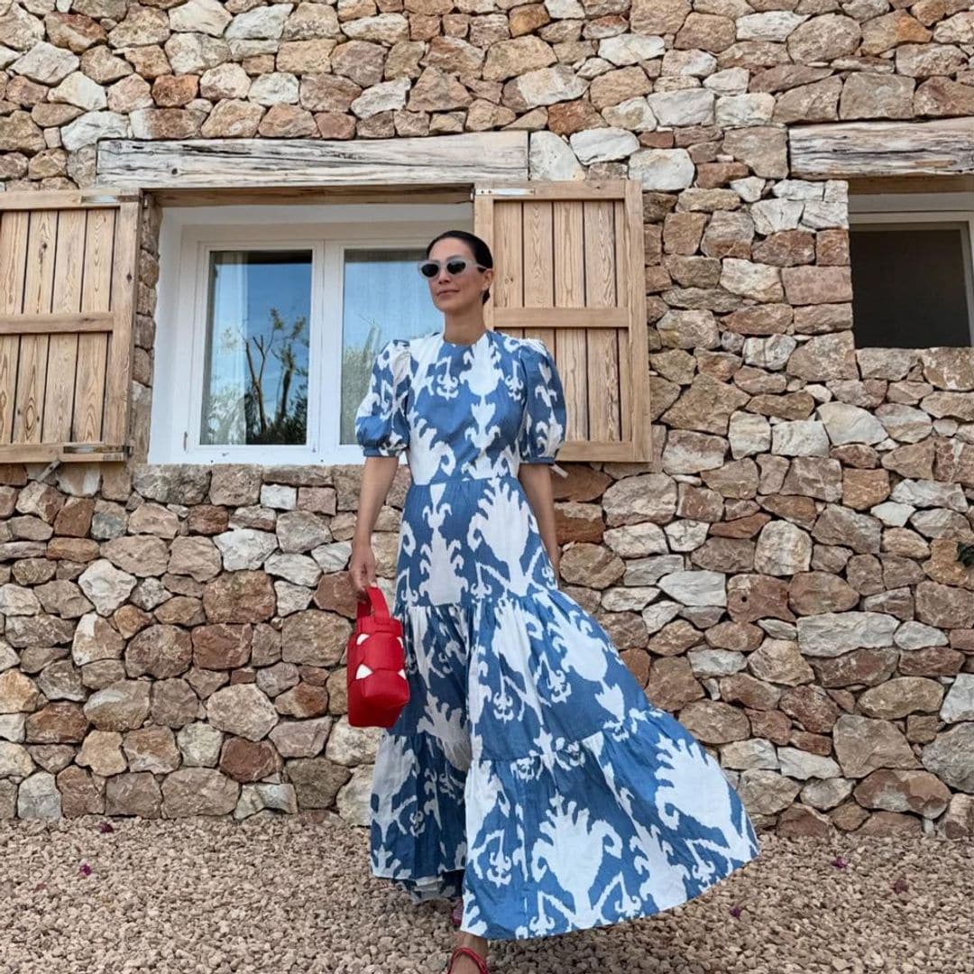 El vestido estampado que Sassa de Osma lleva con bailarinas y cumple con sus requisitos para ser la invitada ideal