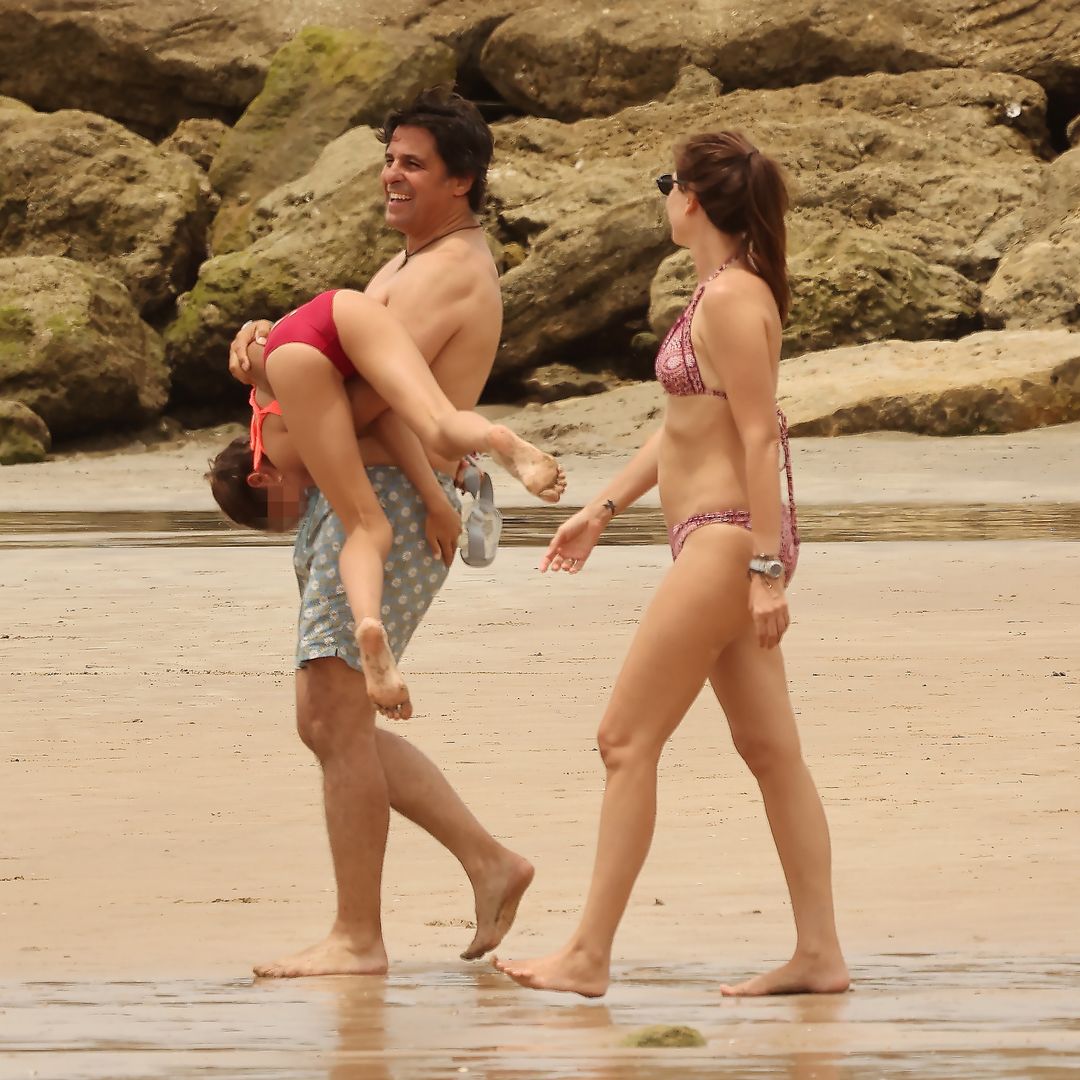 Fran y Lourdes a punto de entrar en el mar jugando con su hija