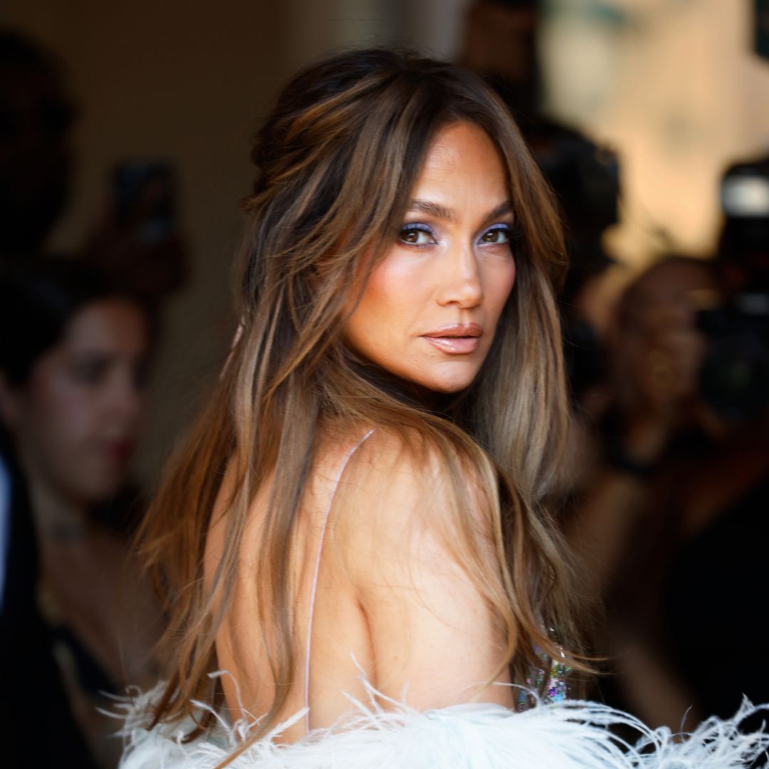 Jennifer Lopez y sus 7 peinados infalibles a partir de los 50: rejuvenecen, son fáciles y no pasan de moda