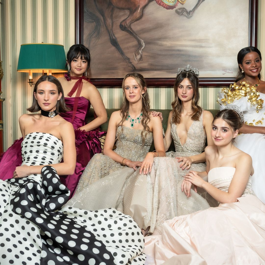  Las debutantes Carolina B. Lansing, Carolina Herrera; Alice Wang, de Vera Wang; Lady Araminta Spencer-Churchill,  de Giorgio Armani Privé; Eulalia de Orlean-Borbón, de Tony Ward; Isabelle de Orleans, de Antonio Grimaldi, y Bronwyn Vance, de Stéphane Rollan Haute Couture. Todas luces joyas de V Muse