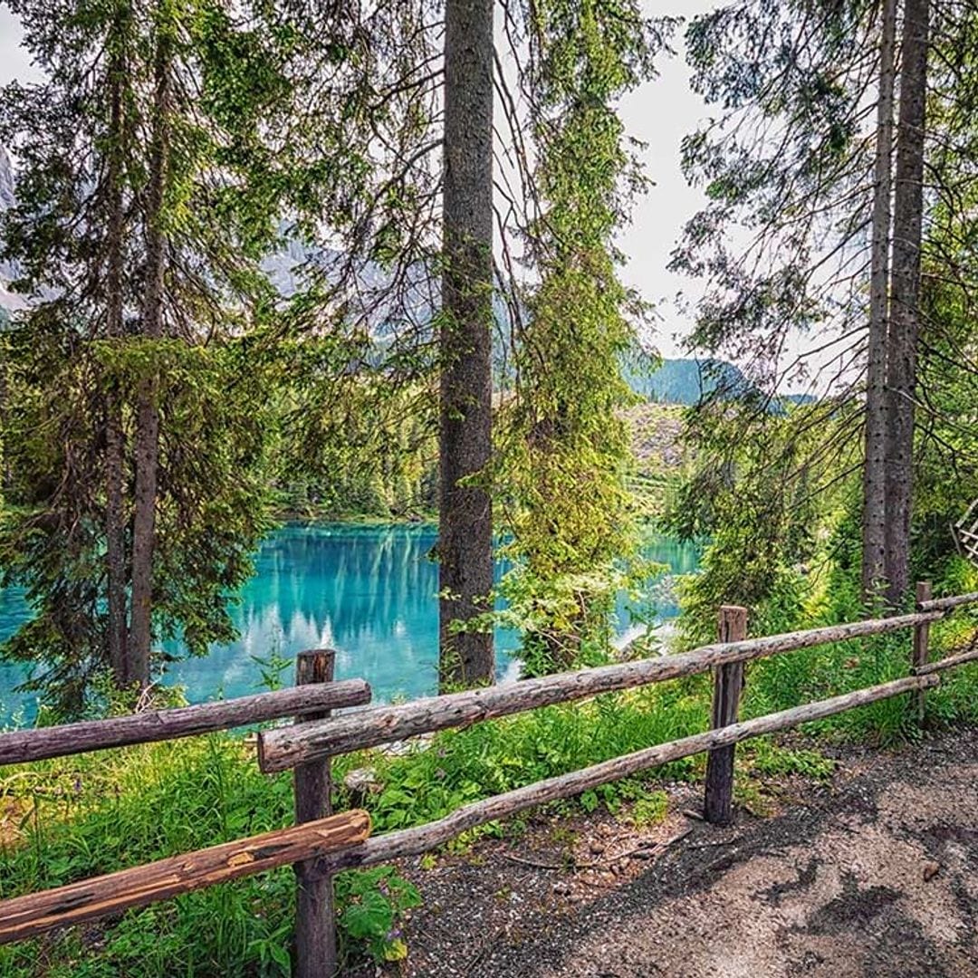 El lago arcoíris de los Dolomitas y otros lugares insólitos de colorines