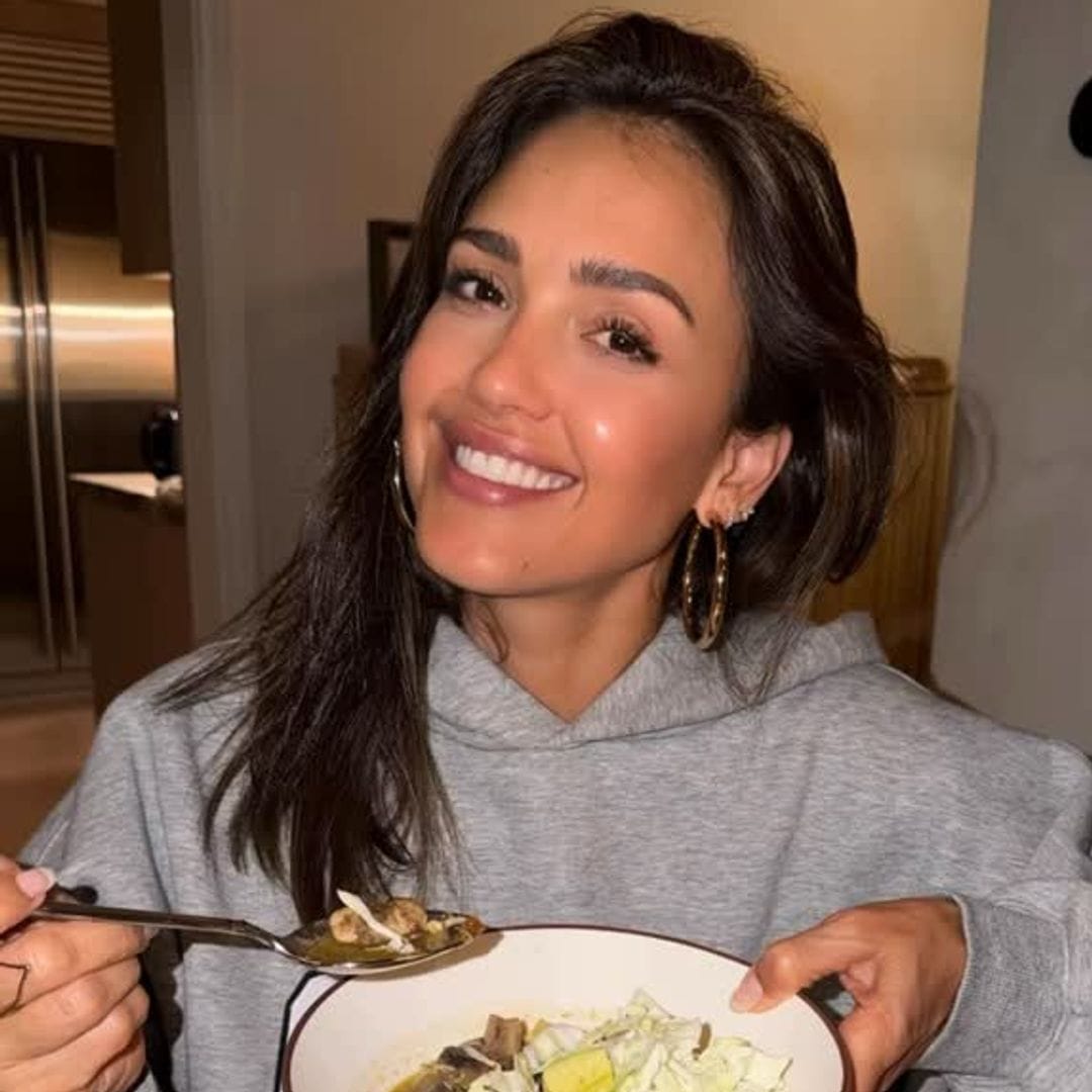 Jessica Alba muestra su gusto por la comida mexicana preparando un famoso platillo con su toque personal