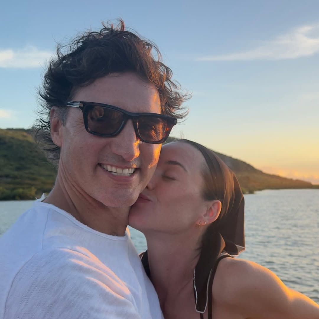 Katy Perry comparte el primer beso con Justin Trudeau desde una playa paradisiaca para estrenar 2026