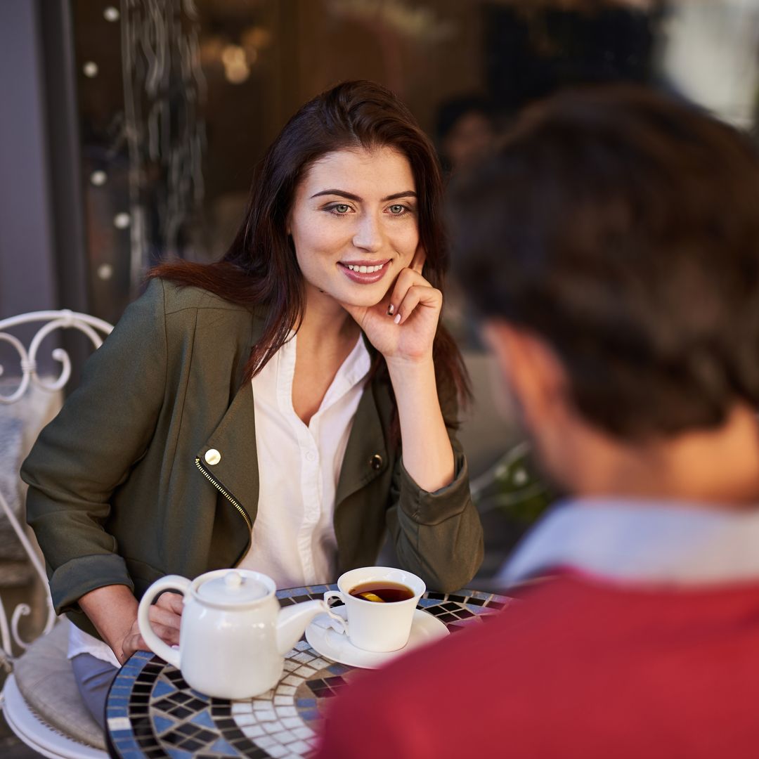 La clave en una primera cita no es preguntar más, sino preguntar mejor: las señales que revelan si es para ti, según la psicología