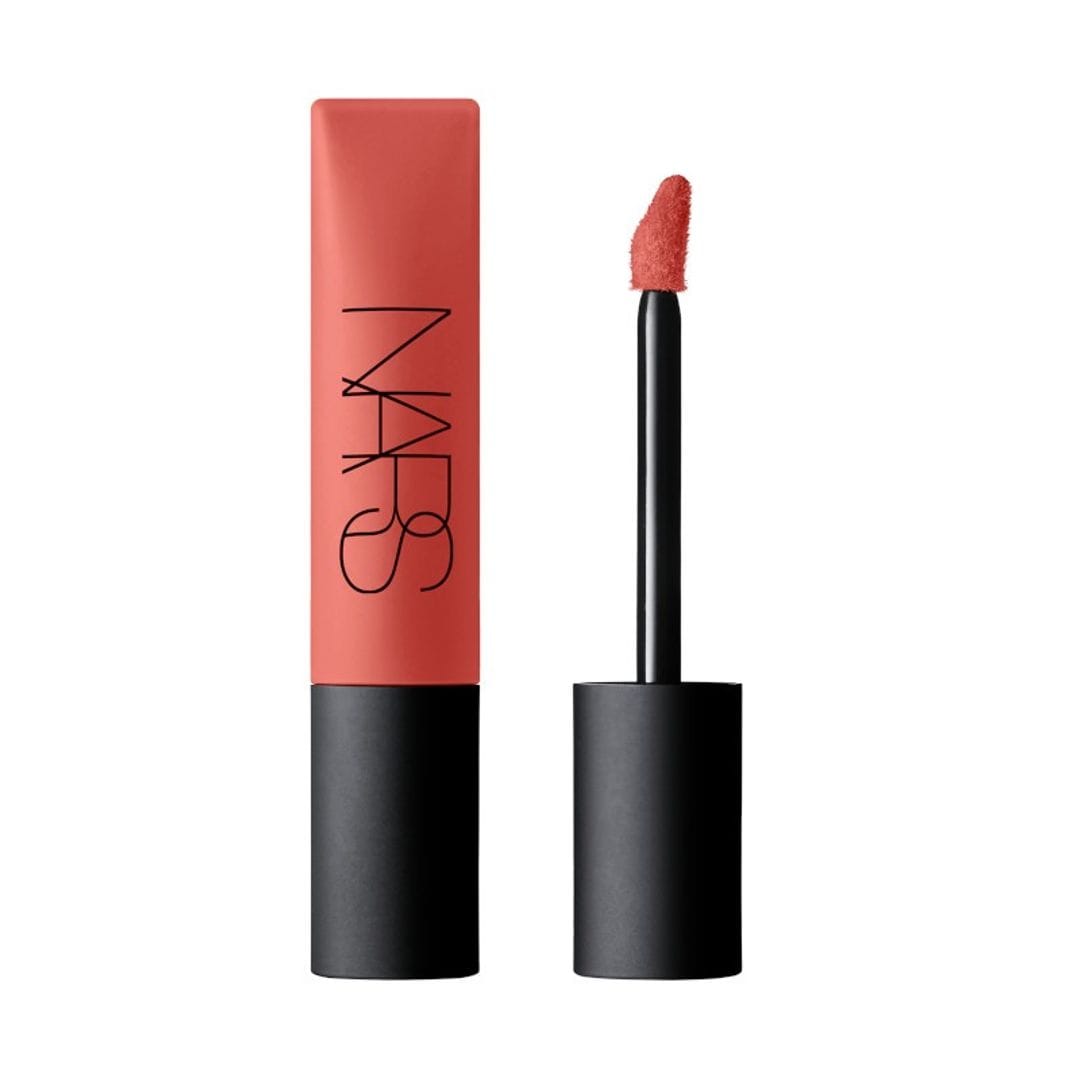 Labial líquido Air Matte Lip Color de NARS en tono coral.
