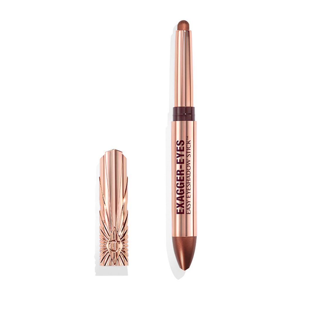 Exagger-Eyes Easy Eyeshadow Sticks, de Charlotte Tilbury (35 euros). Disponibles en 12 tonos, estas sombras de ojos en stick están inspirados en cristales, los colores de Formentera, la naturaleza... Una selección perfecta de tonos en una fórmula muy fácil de difuminar que consigue el ahumado perfecto en tiempo record.