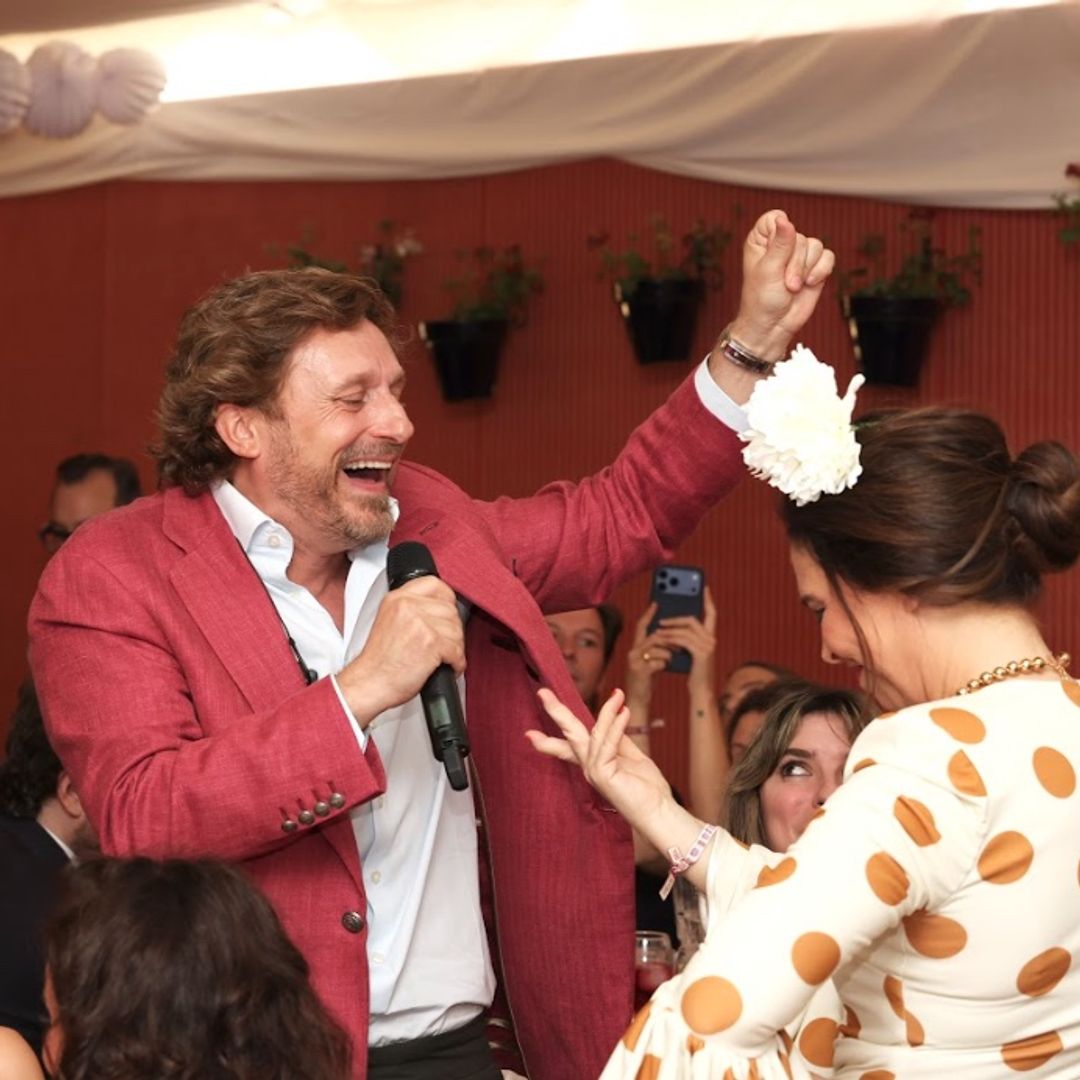 Juan Peña cantando y disfrutando de la noche de feria