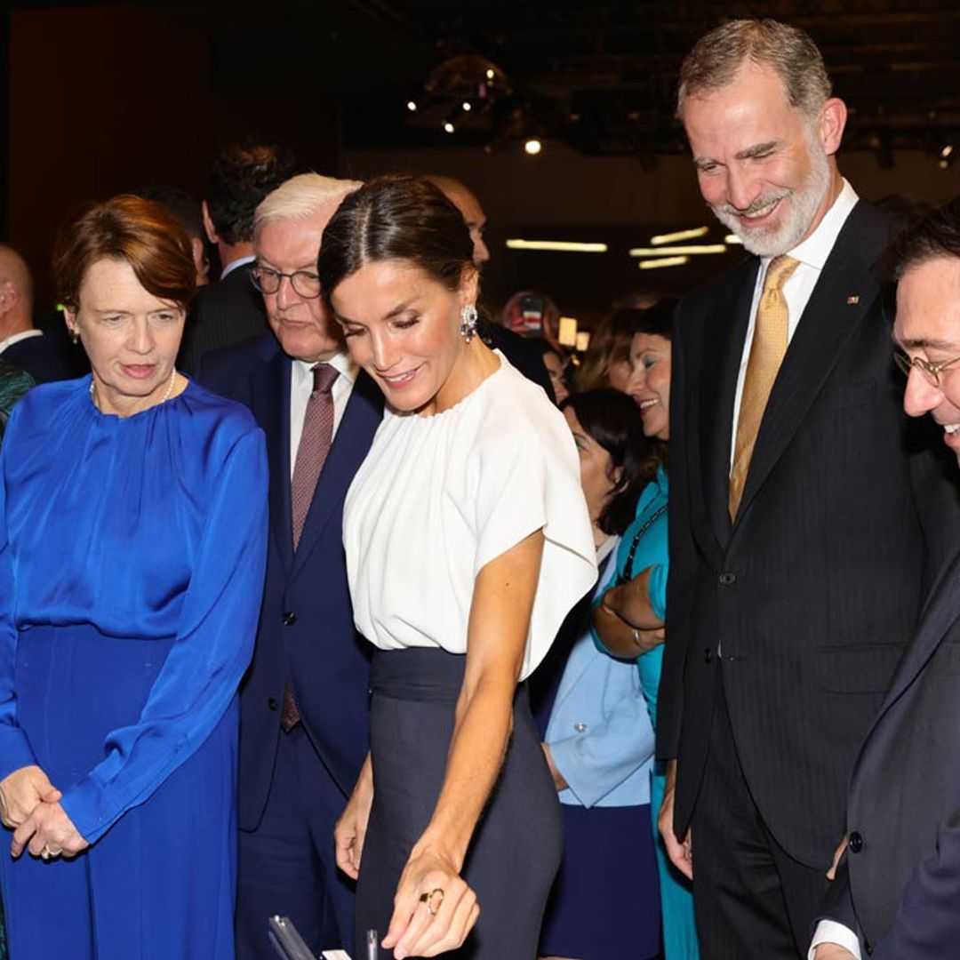 La Reina 'meditando' y un cariñoso reencuentro en la inauguración de la Feria del Libro de Fráncfort con sabor español