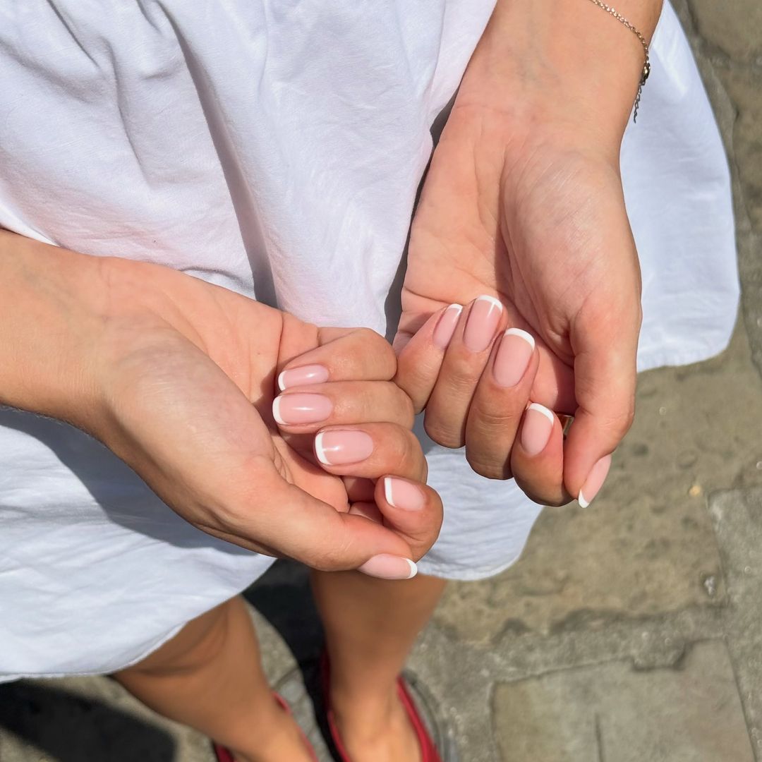 7 manicuras claras que aguantan perfectas todas las vacaciones: de la francesa al rosa cremoso
