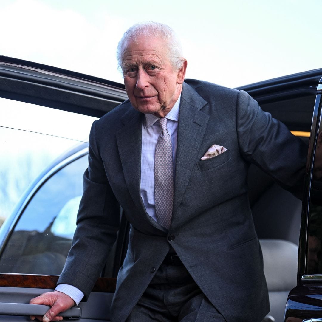 El rey Carlos abandona Londres para recuperarse en una residencia campestre 
