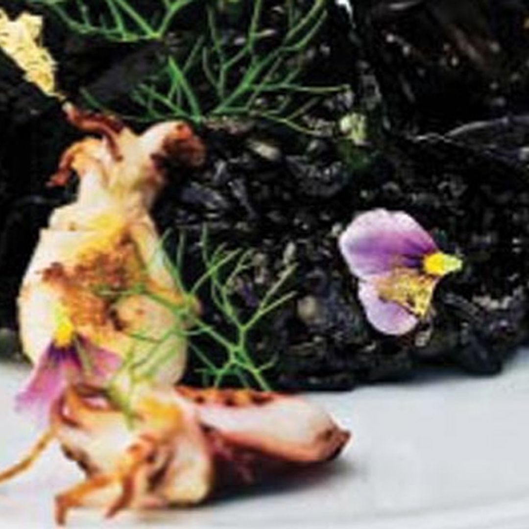 Arroz negro con sepieta y guisantes