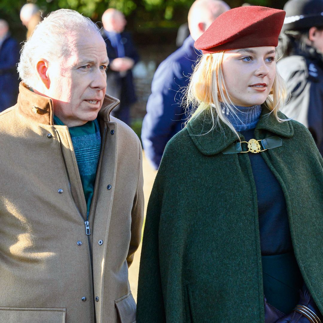 Con su padre, David Armstrong-Jones, segundo conde de Snowdon, con quien acudió a la tradicional misa de Sandringham, presidida por los Reyes Carlos III y Camilla