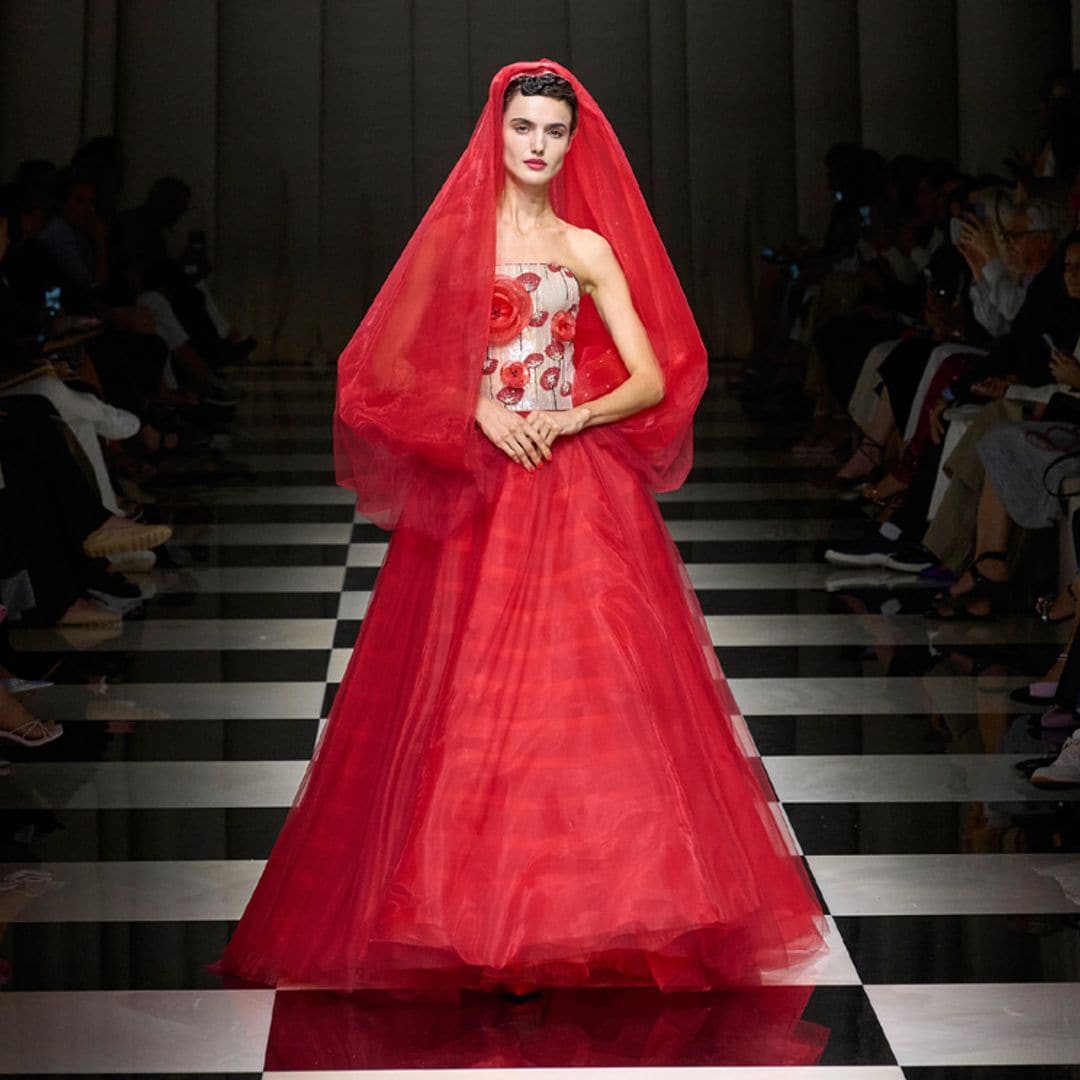 Blanca Padilla cierra el desfile más seductor de Giorgio Armani Privé, inspirado en las flores