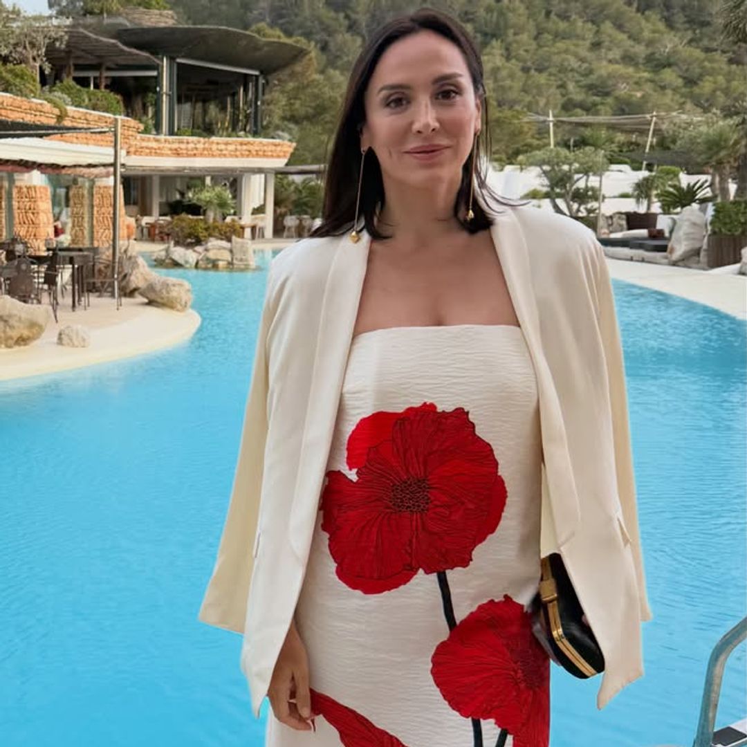 Tamara Falcó sorprende de boda en Ibiza con un look de invitada que desafía el protocolo: vestido marfil con grandes flores