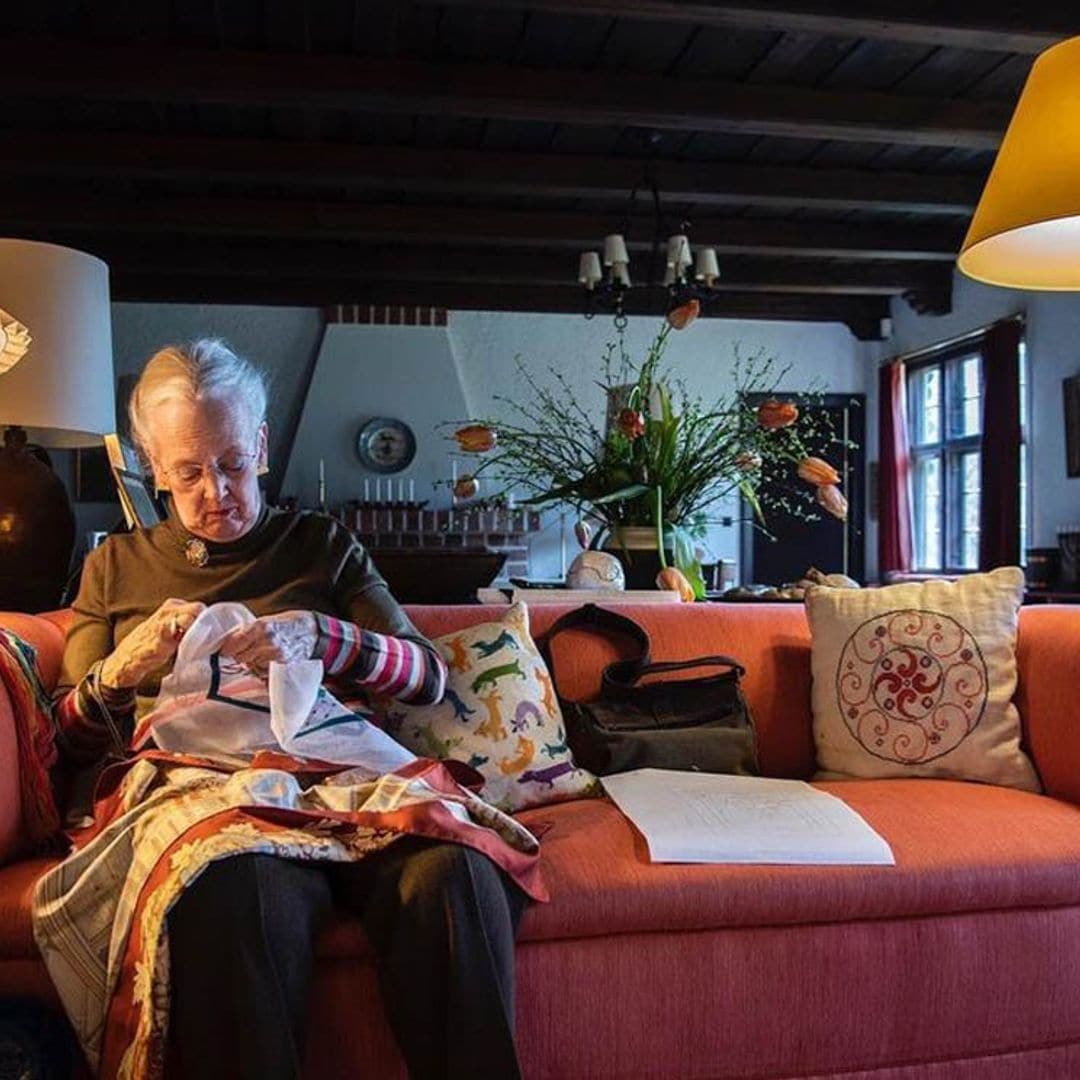 ¿Te imaginas a una reina bordando? Margarita de Dinamarca lo hace y ahora van a exponer sus trabajos