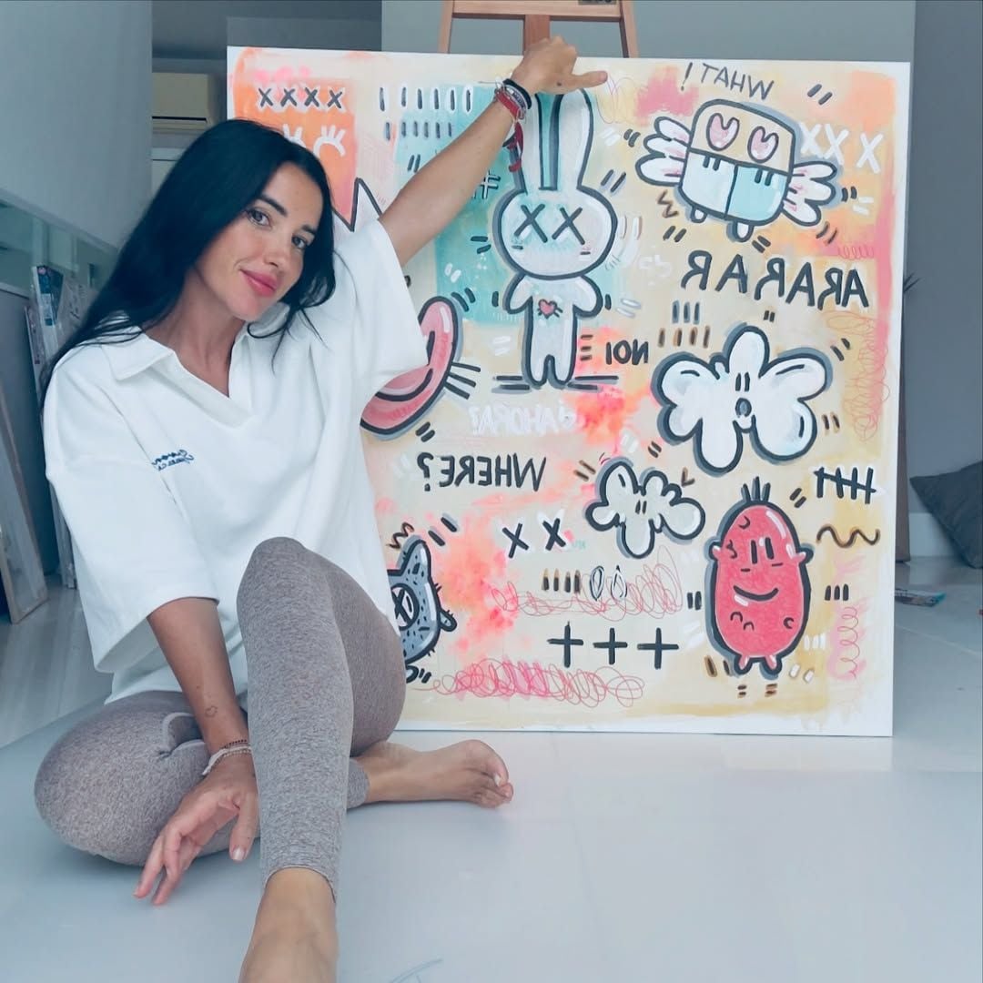 Ana Galocha con una de sus obras