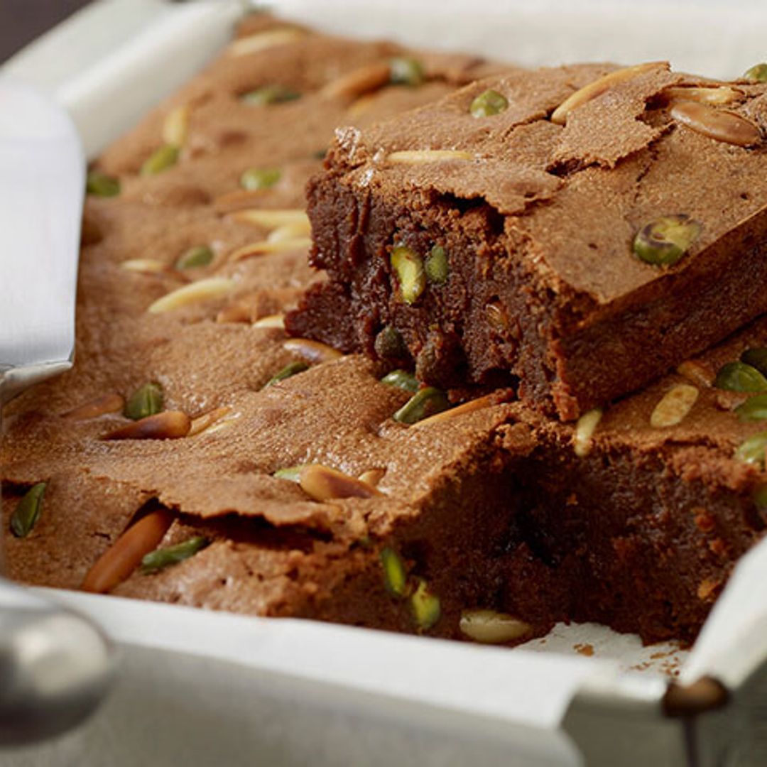 'Brownie' de piñones y pistacho