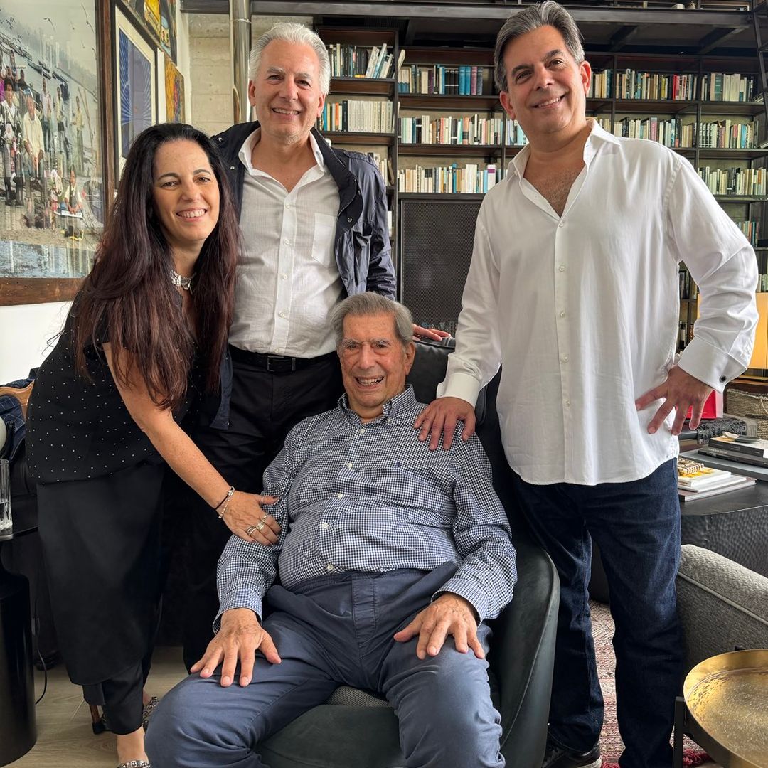Las últimas fotos de Mario Vargas Llosa: celebrando su cumpleaños hace dos semanas con sus hijos